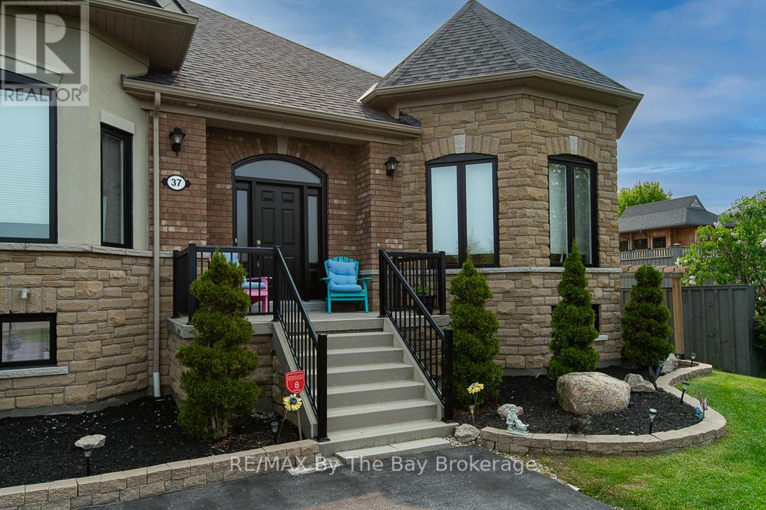 37 Walnut Drive, Wasaga Beach, Ontario  L9Z 0A8 - Photo 11 - S12405670