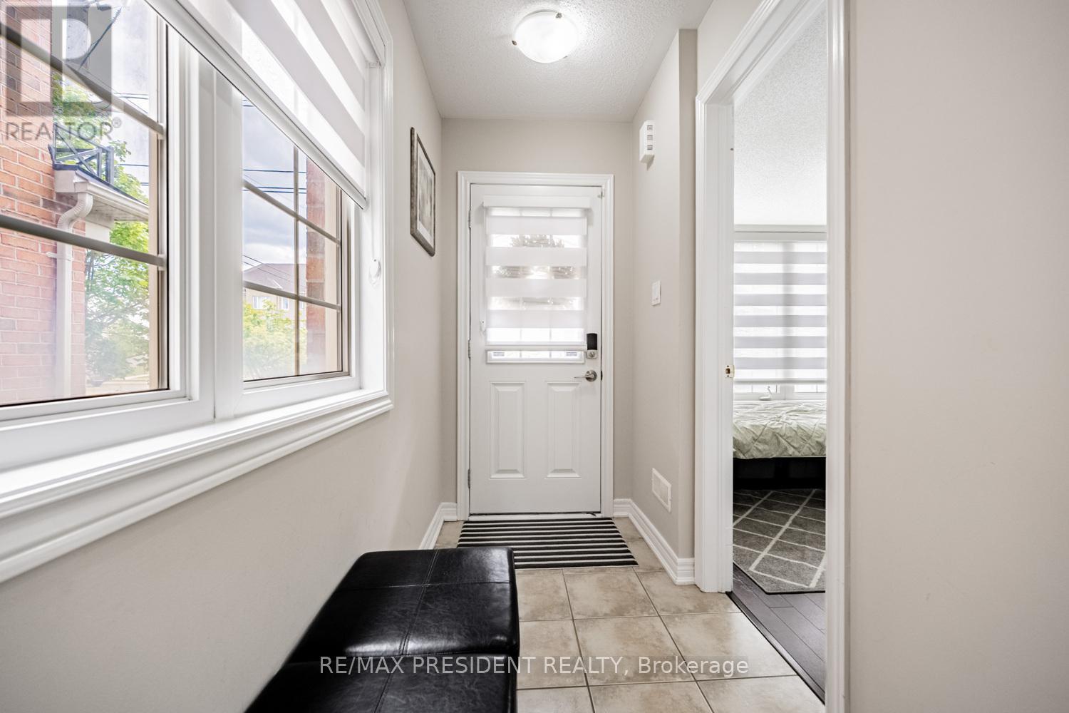 10 Shiraz Drive, Brampton (Sandringham-Wellington), Ontario  L6R 0W7 - Photo 2 - W12405728