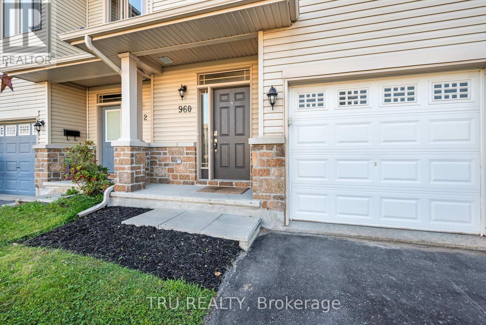 960 LINARIA WALK, Ottawa, Ontario