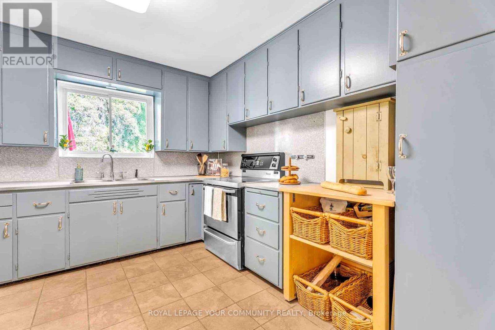 14 Luverne Avenue, Toronto (Clanton Park), Ontario  M3H 1R4 - Photo 7 - C12405025