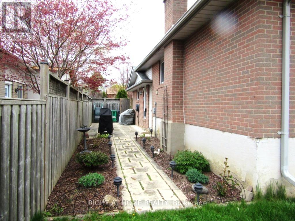 21 Willis Drive, Brampton, Ontario  L6W 1A8 - Photo 32 - W12403556