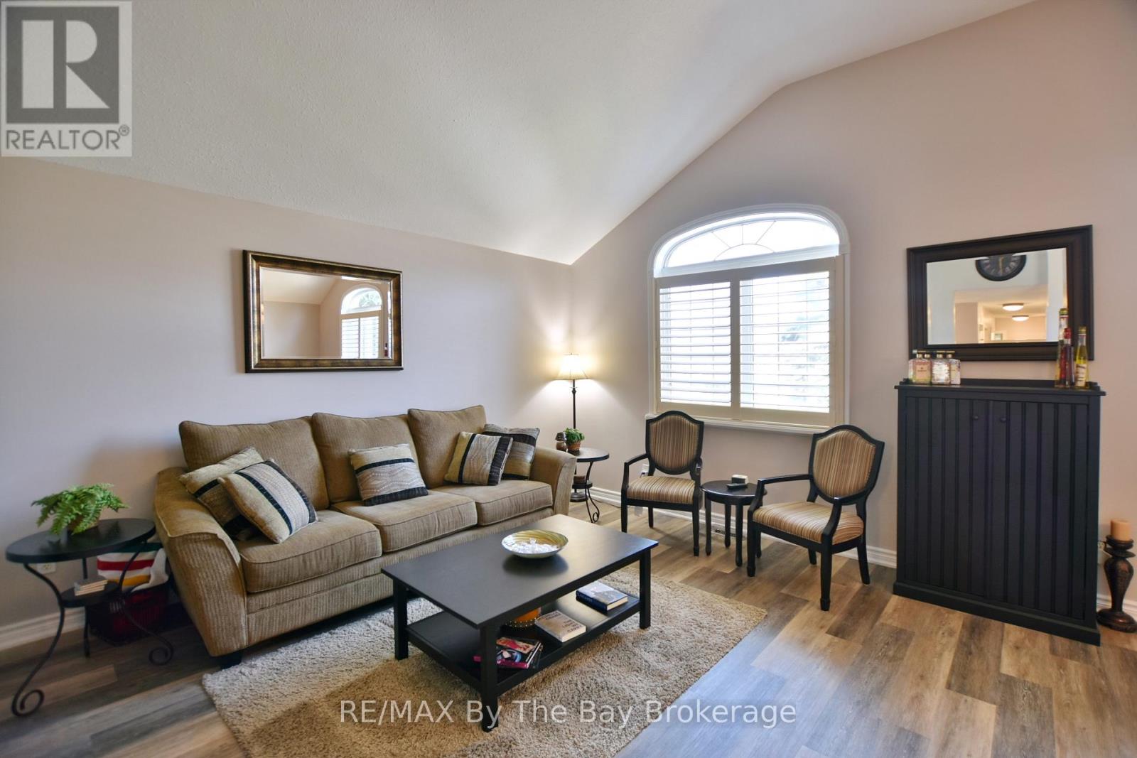 8 Pridham Court, Wasaga Beach, Ontario  L9Z 1M4 - Photo 3 - S12405821
