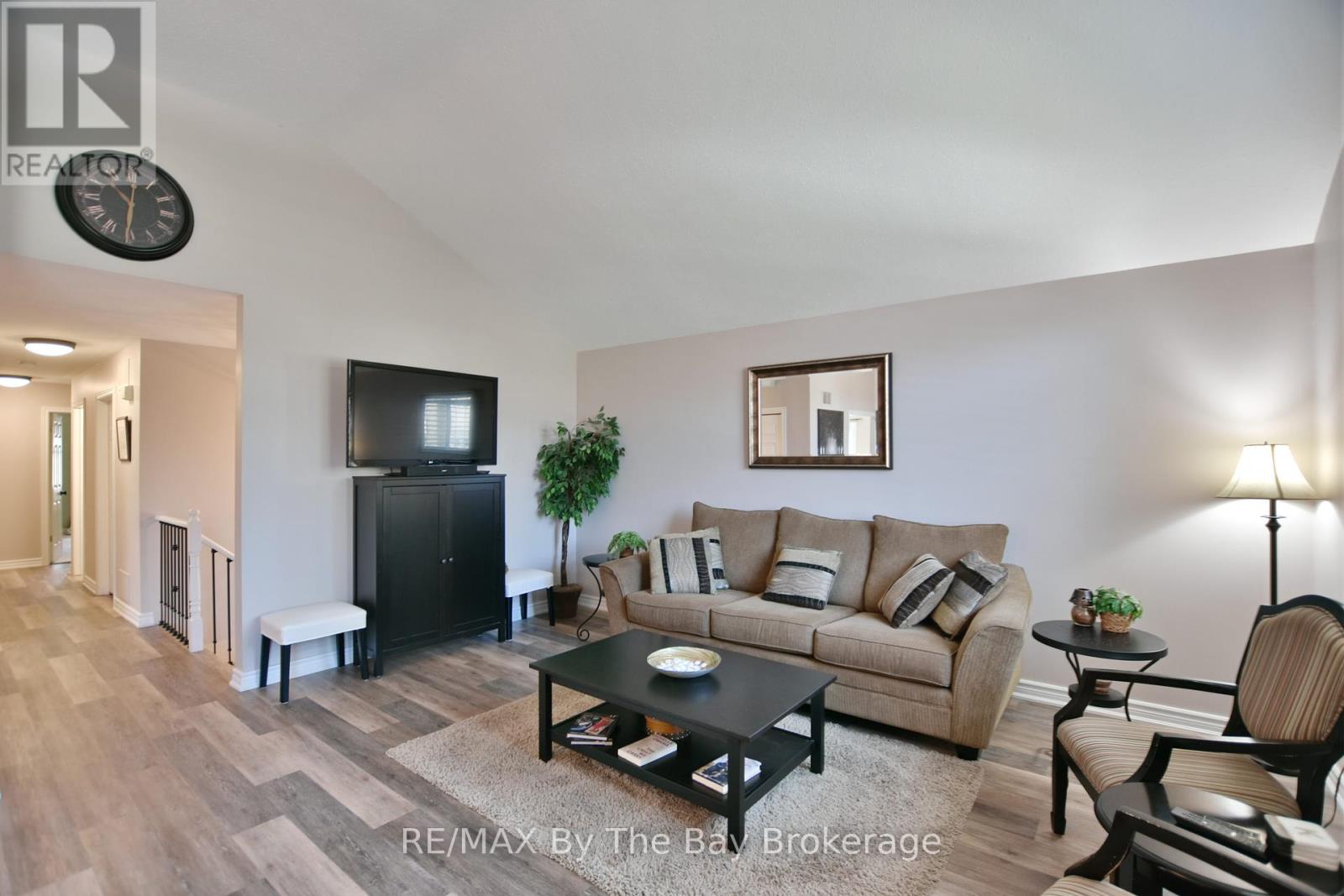 8 Pridham Court, Wasaga Beach, Ontario  L9Z 1M4 - Photo 4 - S12405821