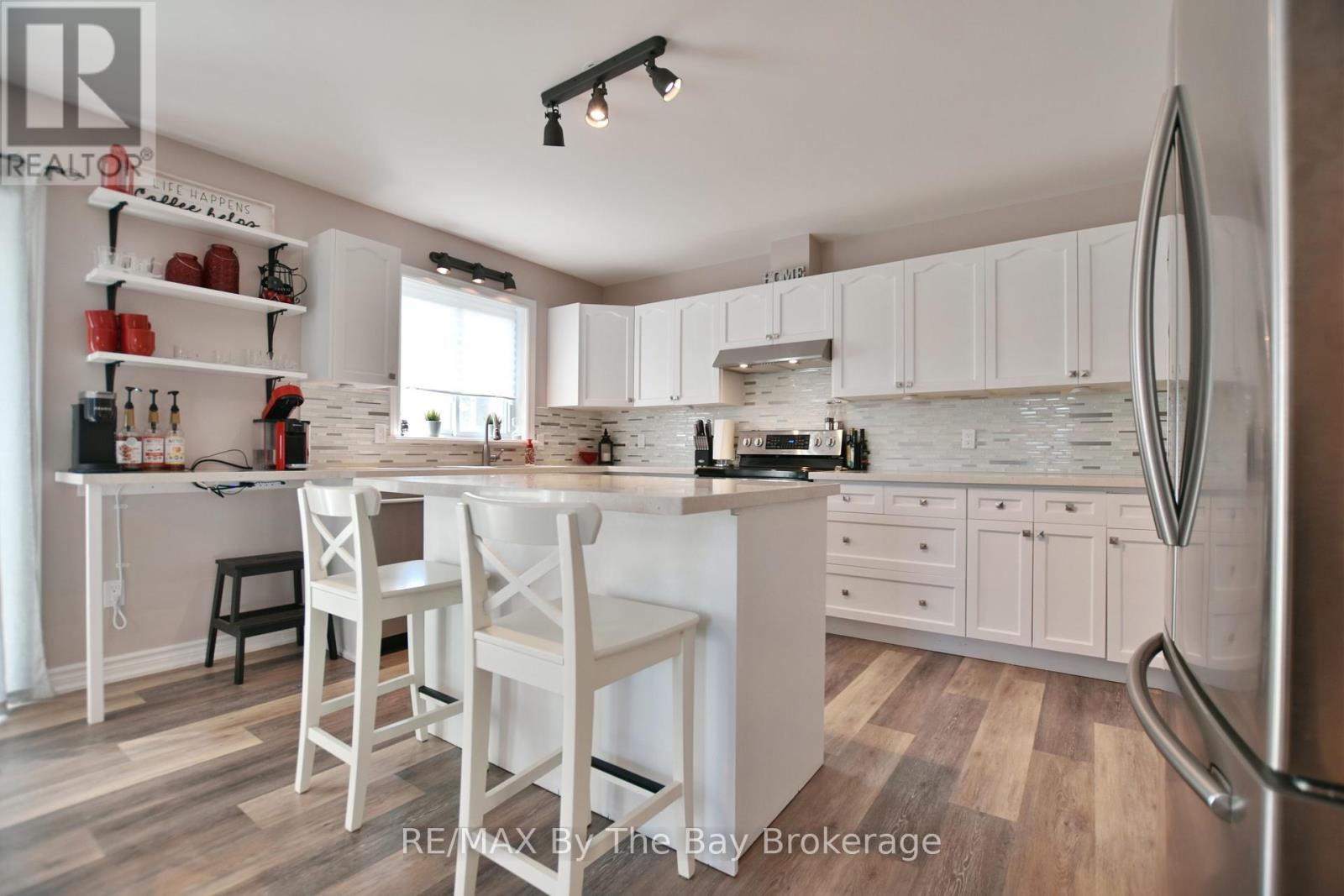 8 Pridham Court, Wasaga Beach, Ontario  L9Z 1M4 - Photo 7 - S12405821