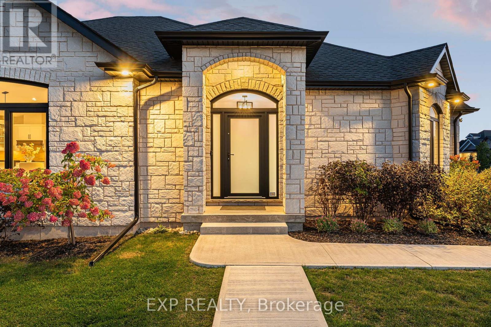 4242 Village Creek Drive, Fort Erie, Ontario  L0S 1S0 - Photo 3 - X12405806