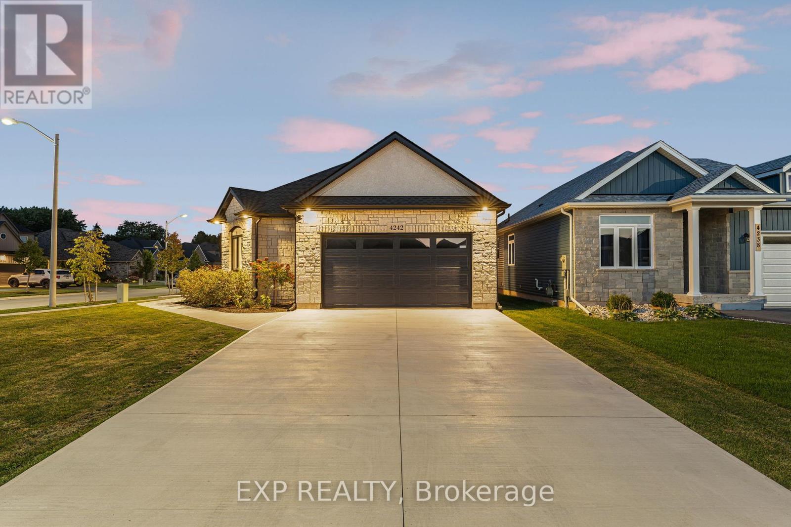 4242 Village Creek Drive, Fort Erie, Ontario  L0S 1S0 - Photo 4 - X12405806
