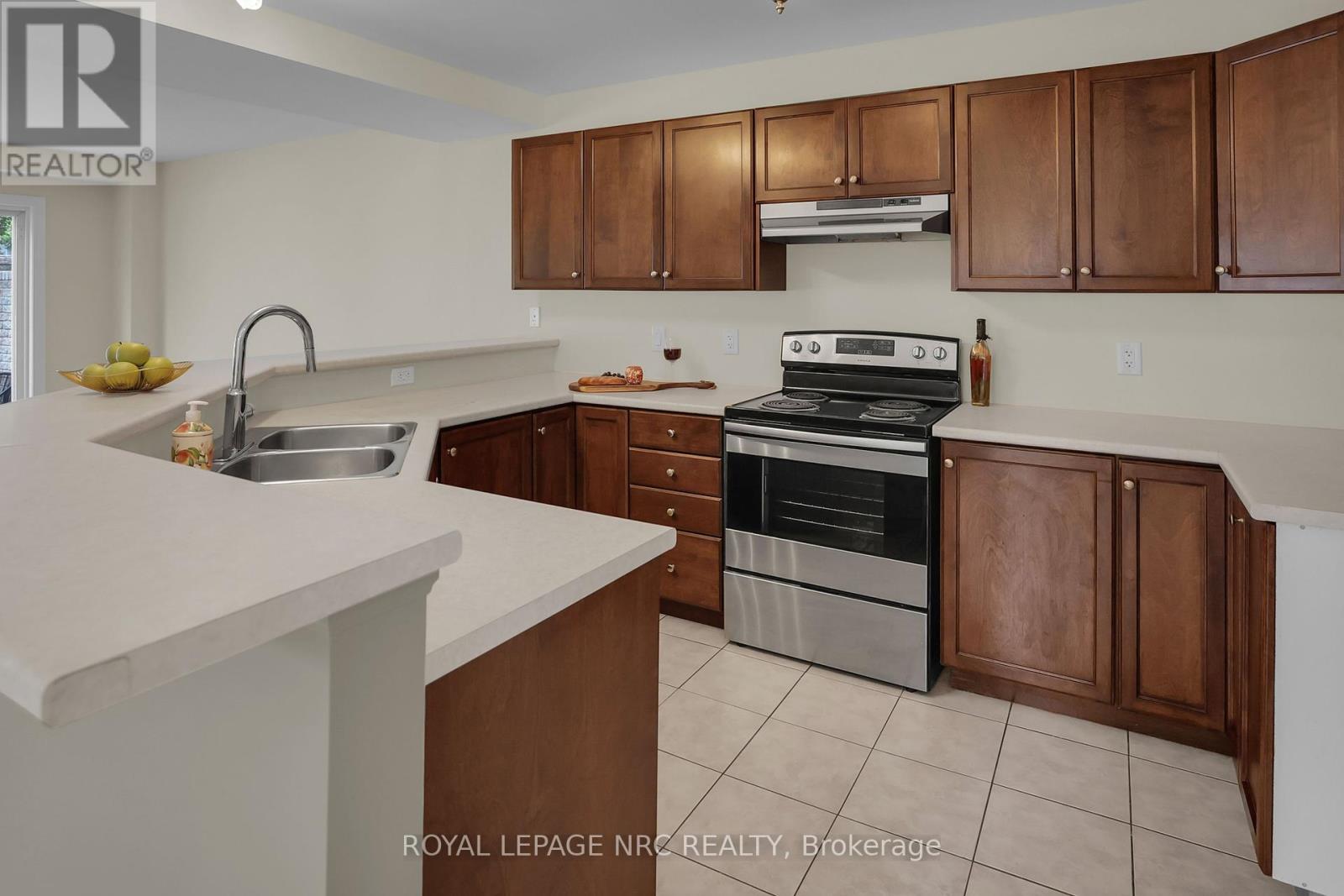 56 Queens Circle, Fort Erie, Ontario  L0S 1B0 - Photo 12 - X12405818