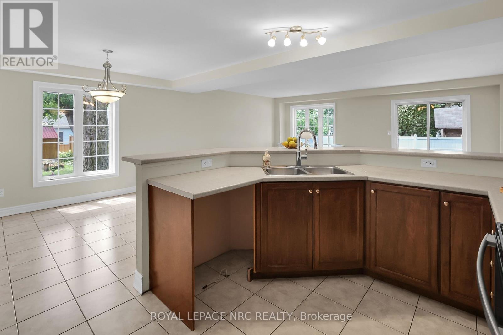 56 Queens Circle, Fort Erie, Ontario  L0S 1B0 - Photo 13 - X12405818