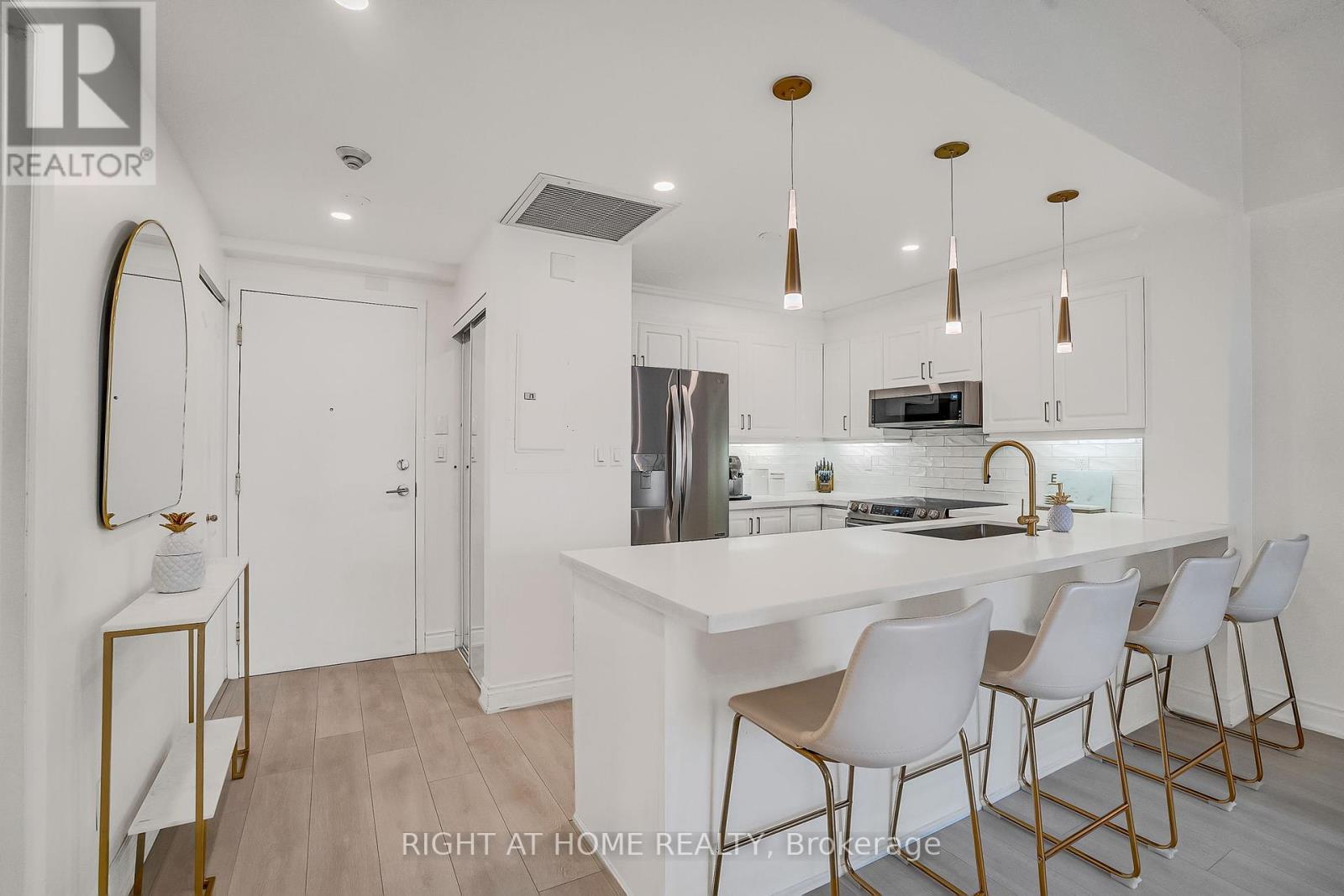 205 - 4198 Dundas Street W, Toronto (Edenbridge-Humber Valley), Ontario  M8X 1Y6 - Photo 2 - W12405766