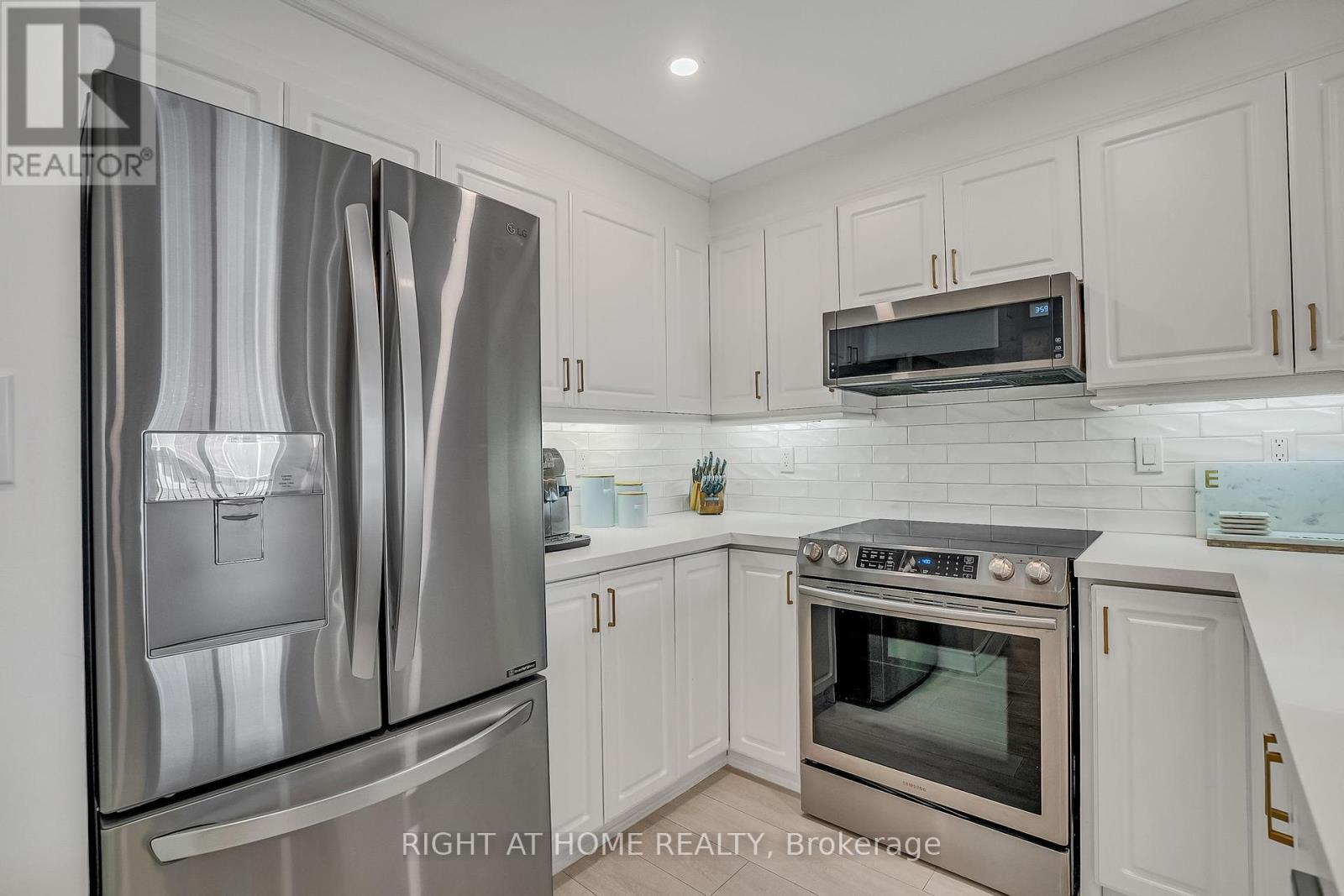205 - 4198 Dundas Street W, Toronto (Edenbridge-Humber Valley), Ontario  M8X 1Y6 - Photo 5 - W12405766