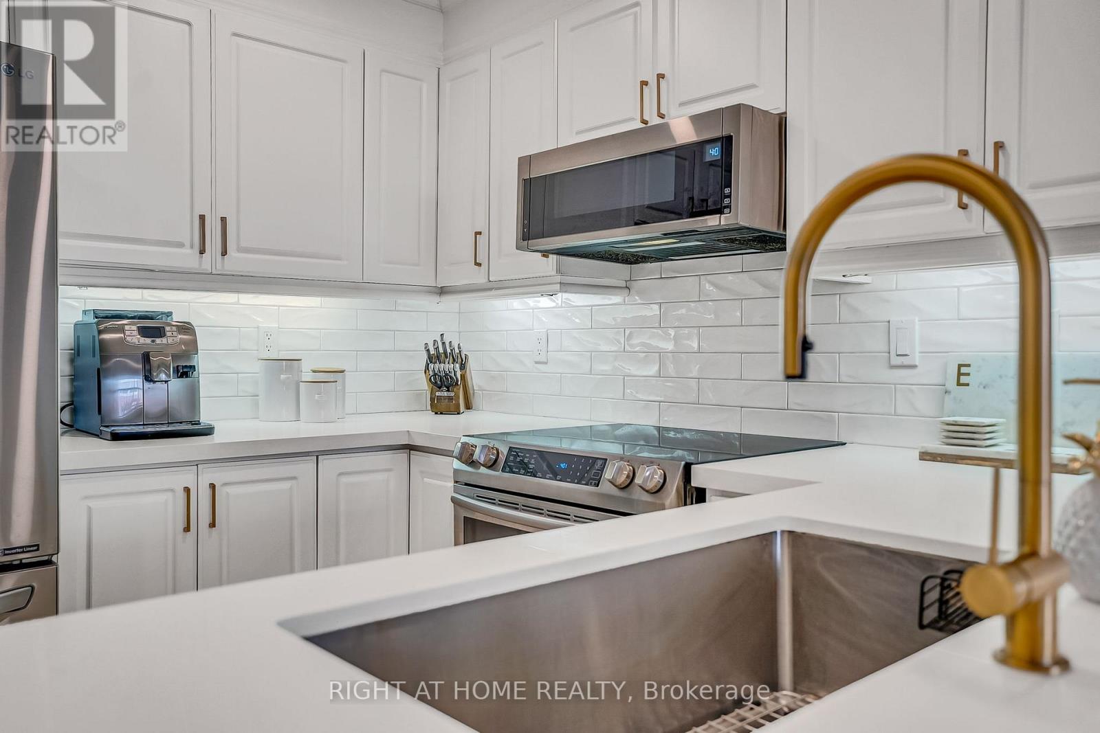 205 - 4198 Dundas Street W, Toronto (Edenbridge-Humber Valley), Ontario  M8X 1Y6 - Photo 6 - W12405766