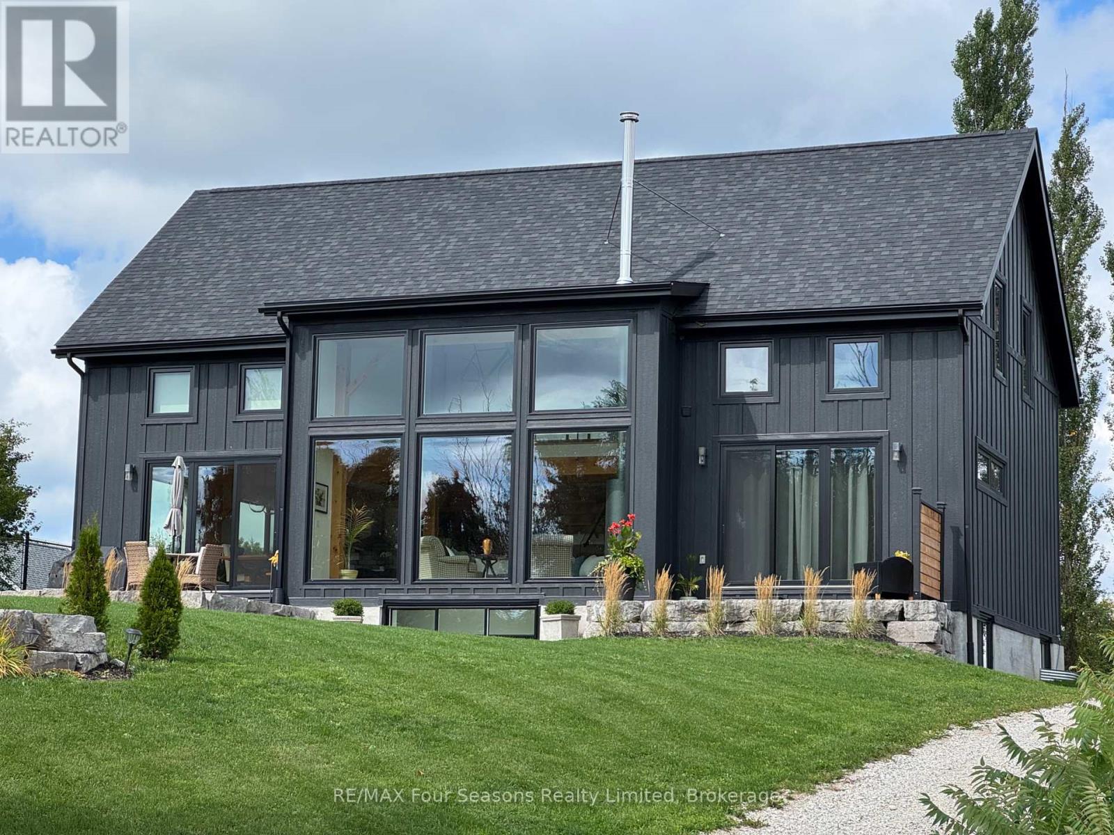 113 Slabtown Road W, Blue Mountains, Ontario  N0H 1J0 - Photo 2 - X12405776