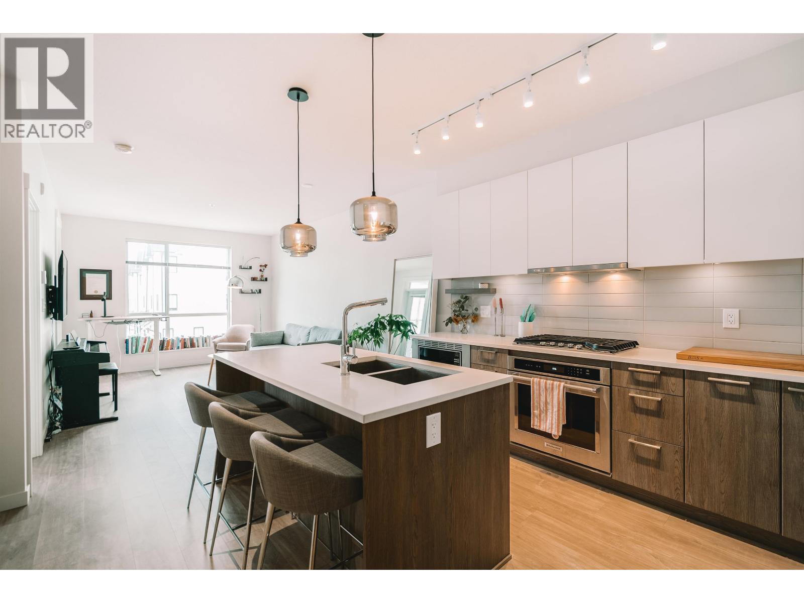 206 615 E 3RD STREET, North Vancouver, British Columbia