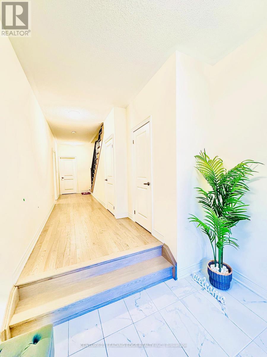 18 Thomas Hope Lane, Markham, Ontario  L3S 0E9 - Photo 3 - N12402674