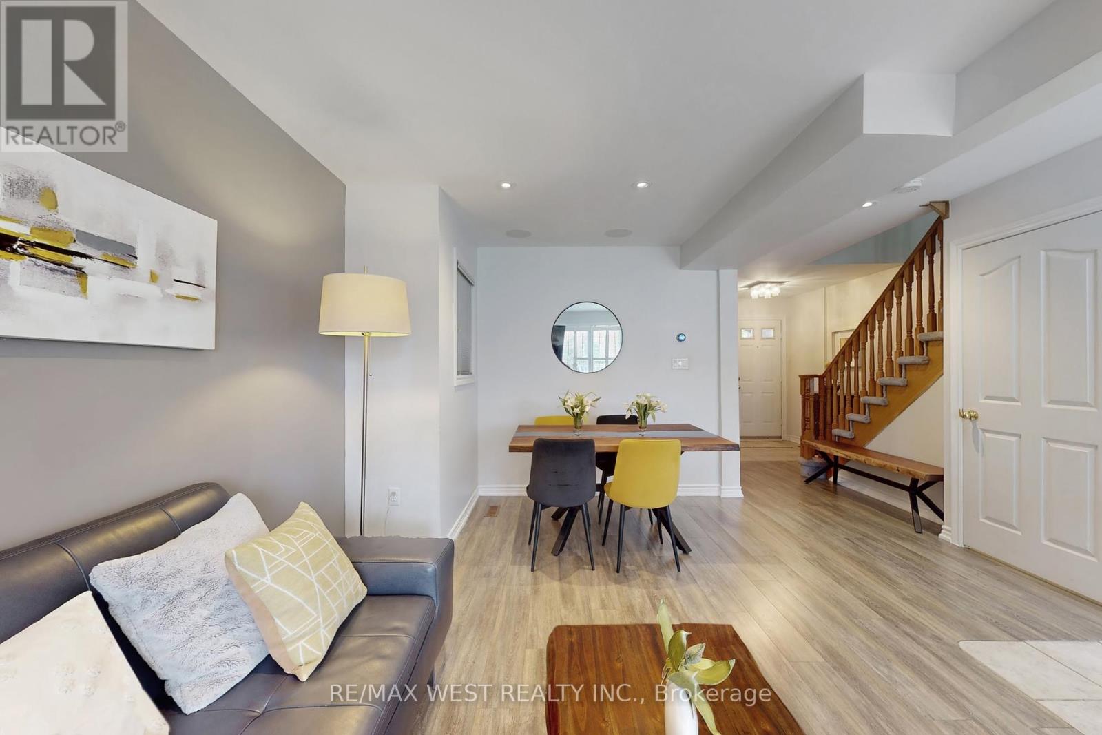6 Mistleflower Court, Richmond Hill, Ontario  L4E 3T4 - Photo 10 - N12405785