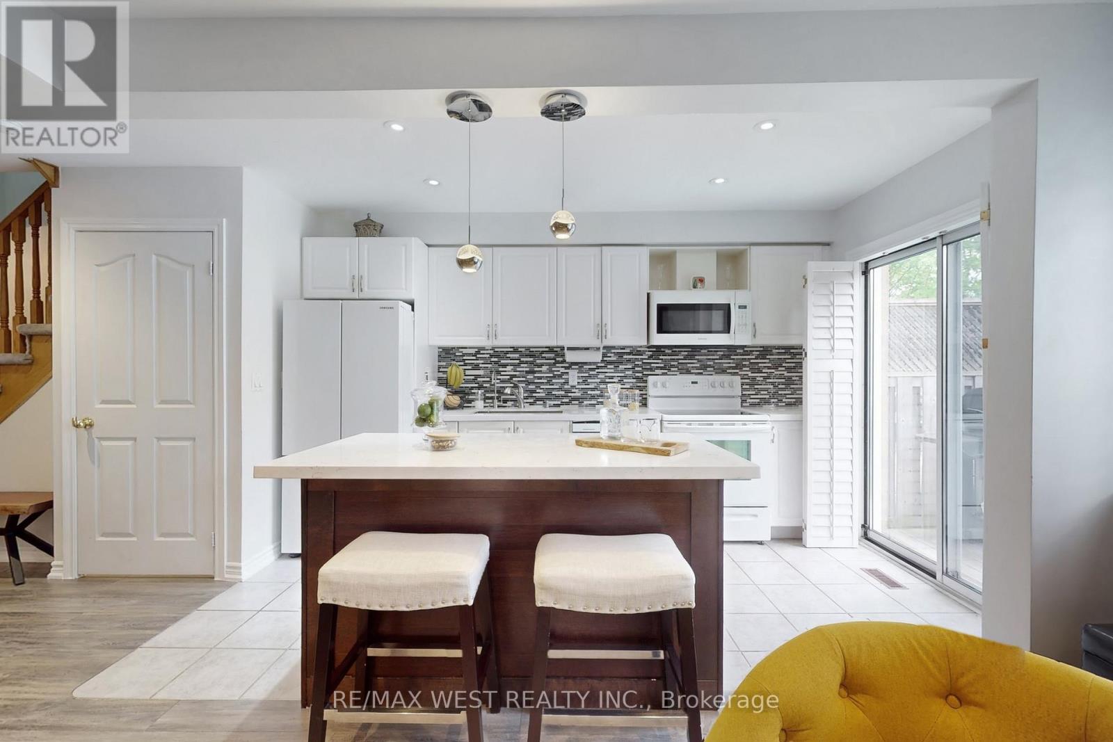 6 Mistleflower Court, Richmond Hill, Ontario  L4E 3T4 - Photo 12 - N12405785