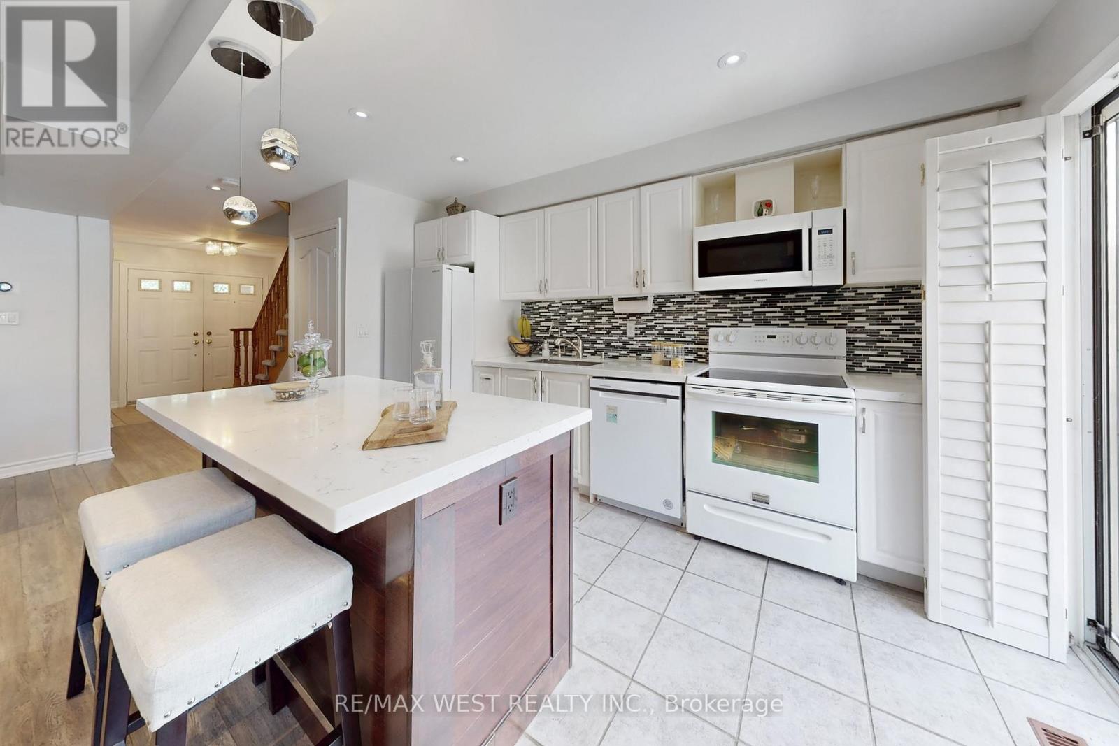 6 Mistleflower Court, Richmond Hill, Ontario  L4E 3T4 - Photo 13 - N12405785