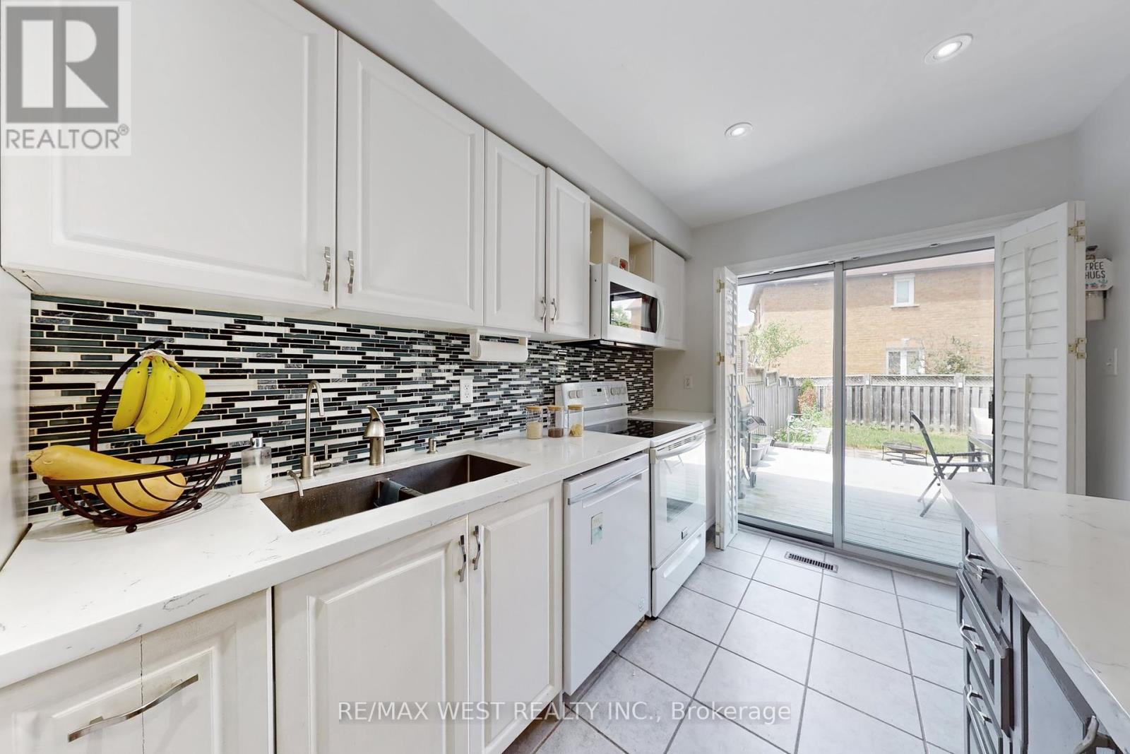 6 Mistleflower Court, Richmond Hill, Ontario  L4E 3T4 - Photo 15 - N12405785