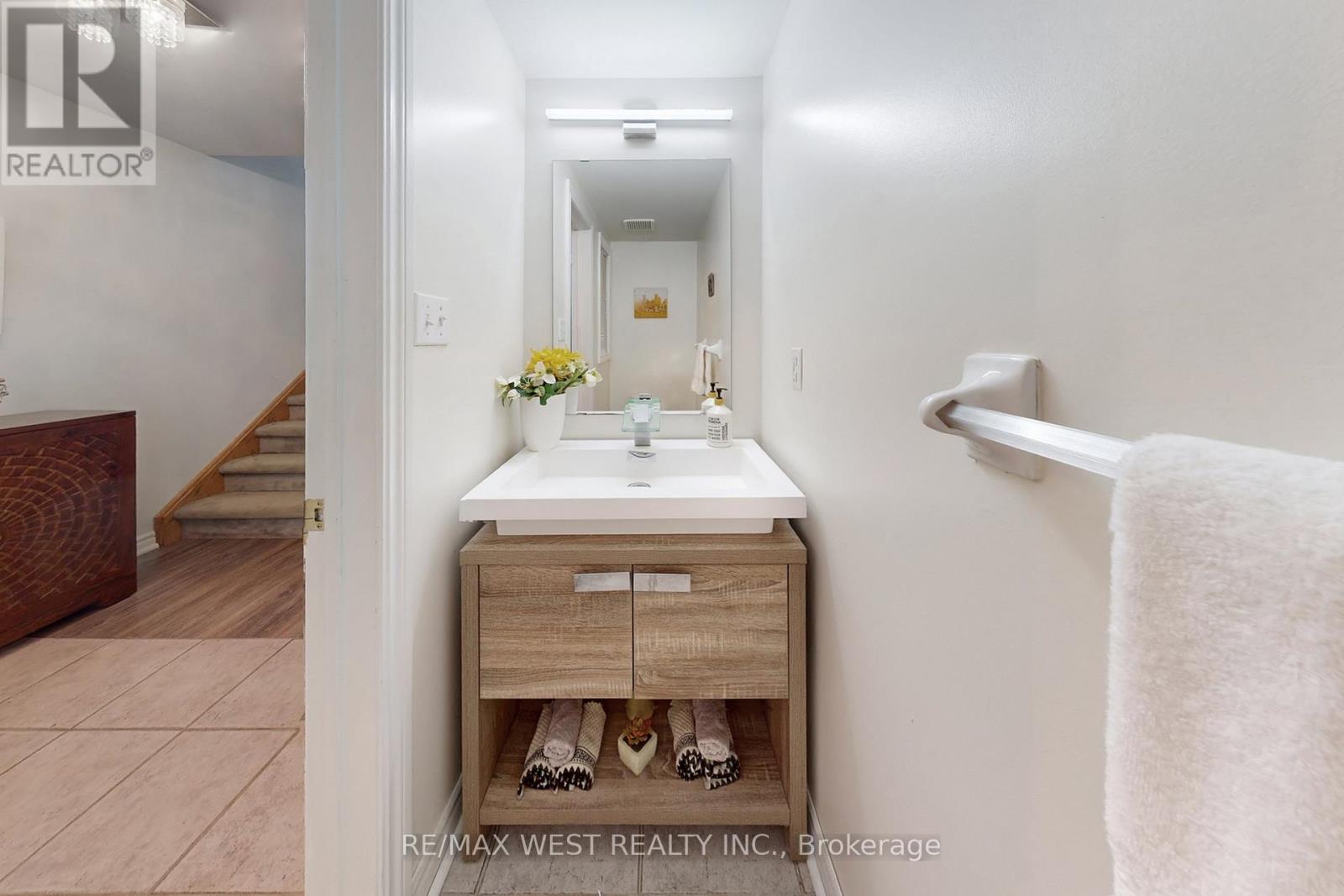 6 Mistleflower Court, Richmond Hill, Ontario  L4E 3T4 - Photo 17 - N12405785
