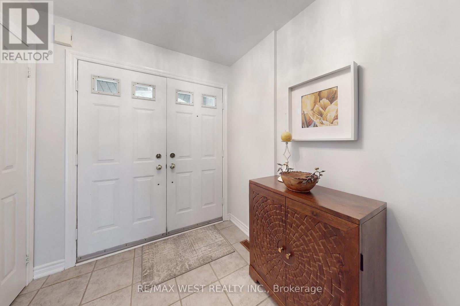 6 Mistleflower Court, Richmond Hill, Ontario  L4E 3T4 - Photo 5 - N12405785