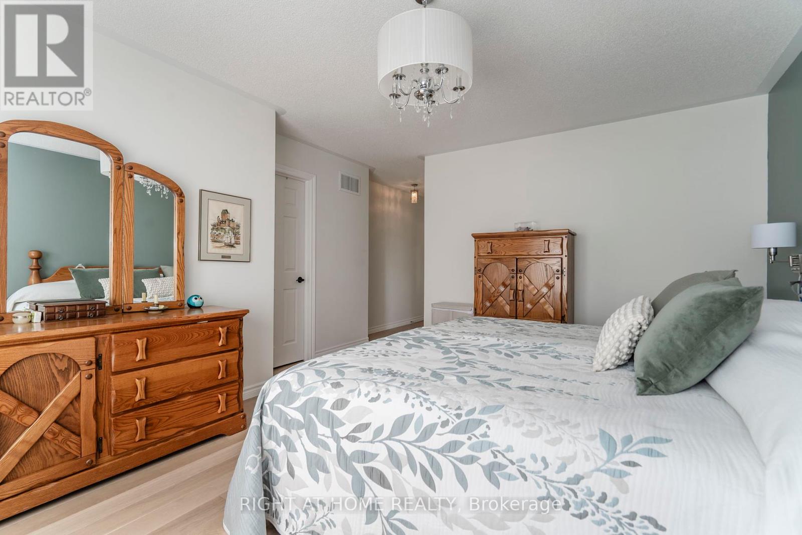 16 O'neill Circle, Springwater, Ontario  L0L 2K0 - Photo 33 - S12405781