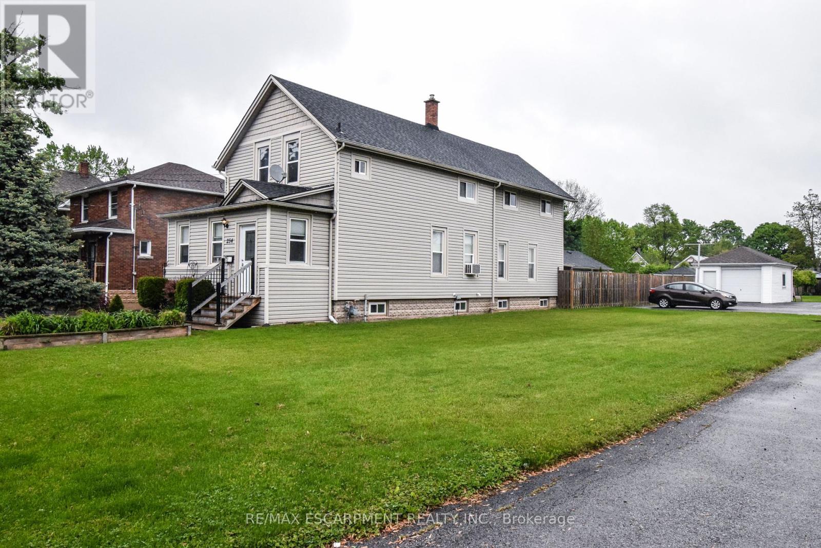 258 Hellems Avenue, Welland, Ontario  L3B 3B7 - Photo 4 - X12189523