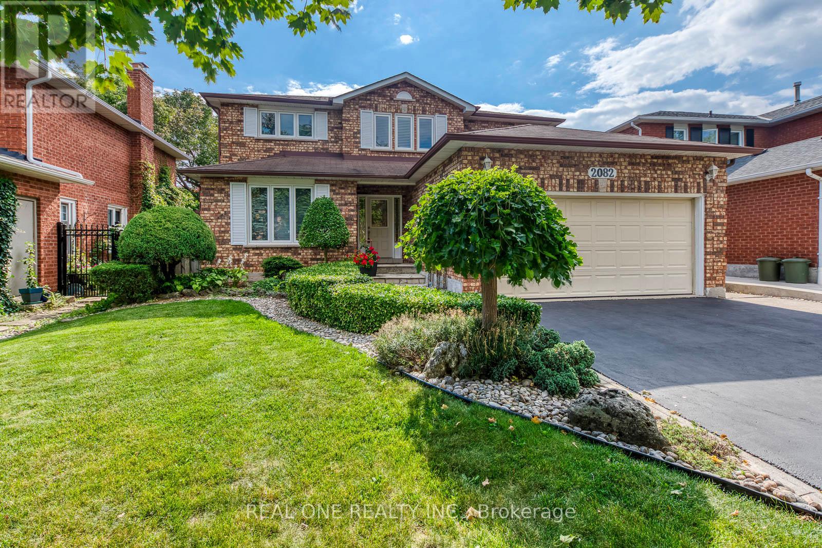 2082 Laurelwood Drive, Oakville (Wc Wedgewood Creek), Ontario  L6H 4S7 - Photo 1 - W12405827