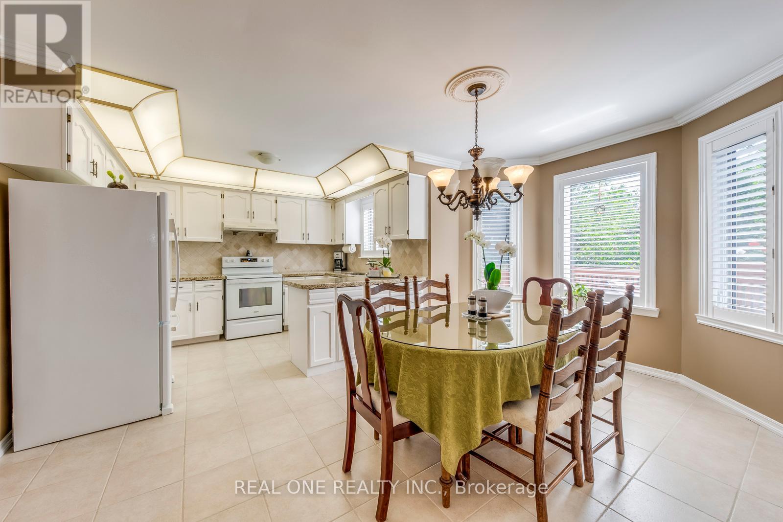 2082 Laurelwood Drive, Oakville (Wc Wedgewood Creek), Ontario  L6H 4S7 - Photo 15 - W12405827