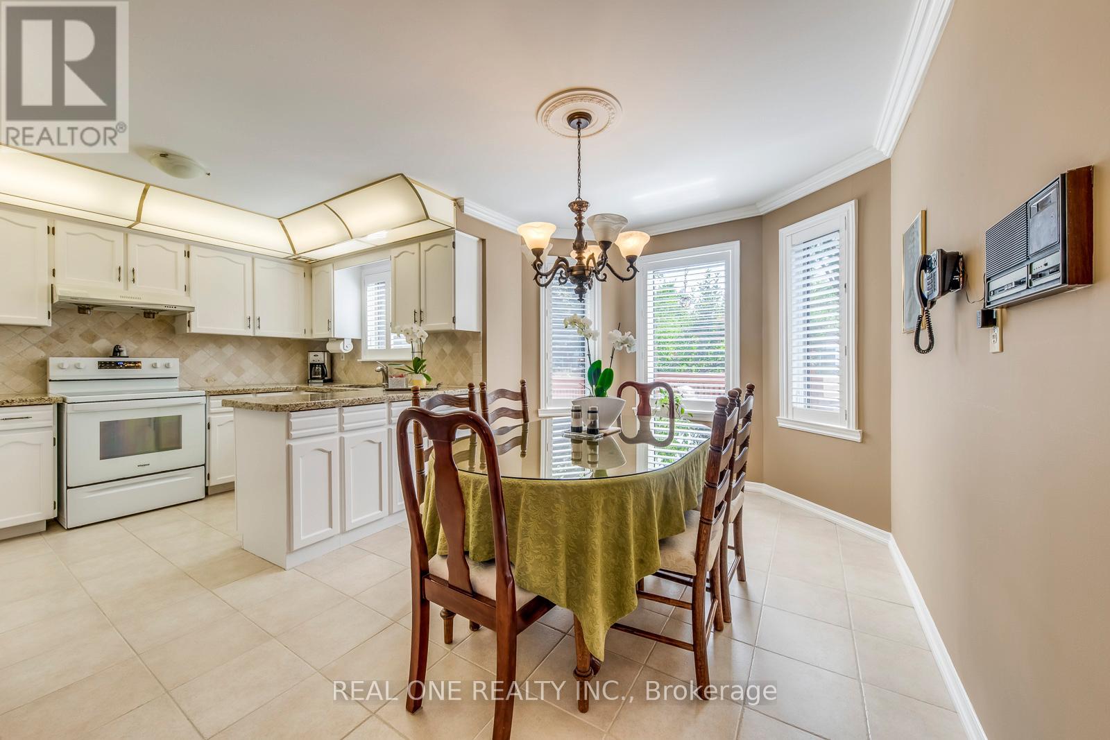 2082 Laurelwood Drive, Oakville (Wc Wedgewood Creek), Ontario  L6H 4S7 - Photo 17 - W12405827