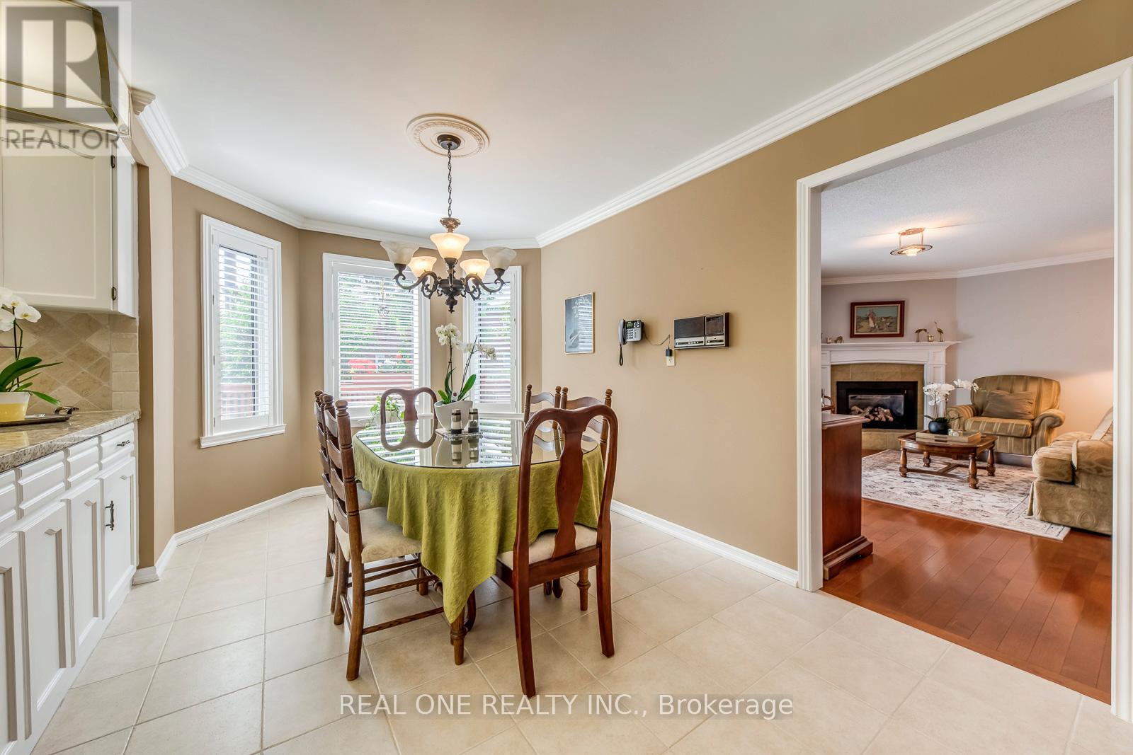 2082 Laurelwood Drive, Oakville (Wc Wedgewood Creek), Ontario  L6H 4S7 - Photo 18 - W12405827