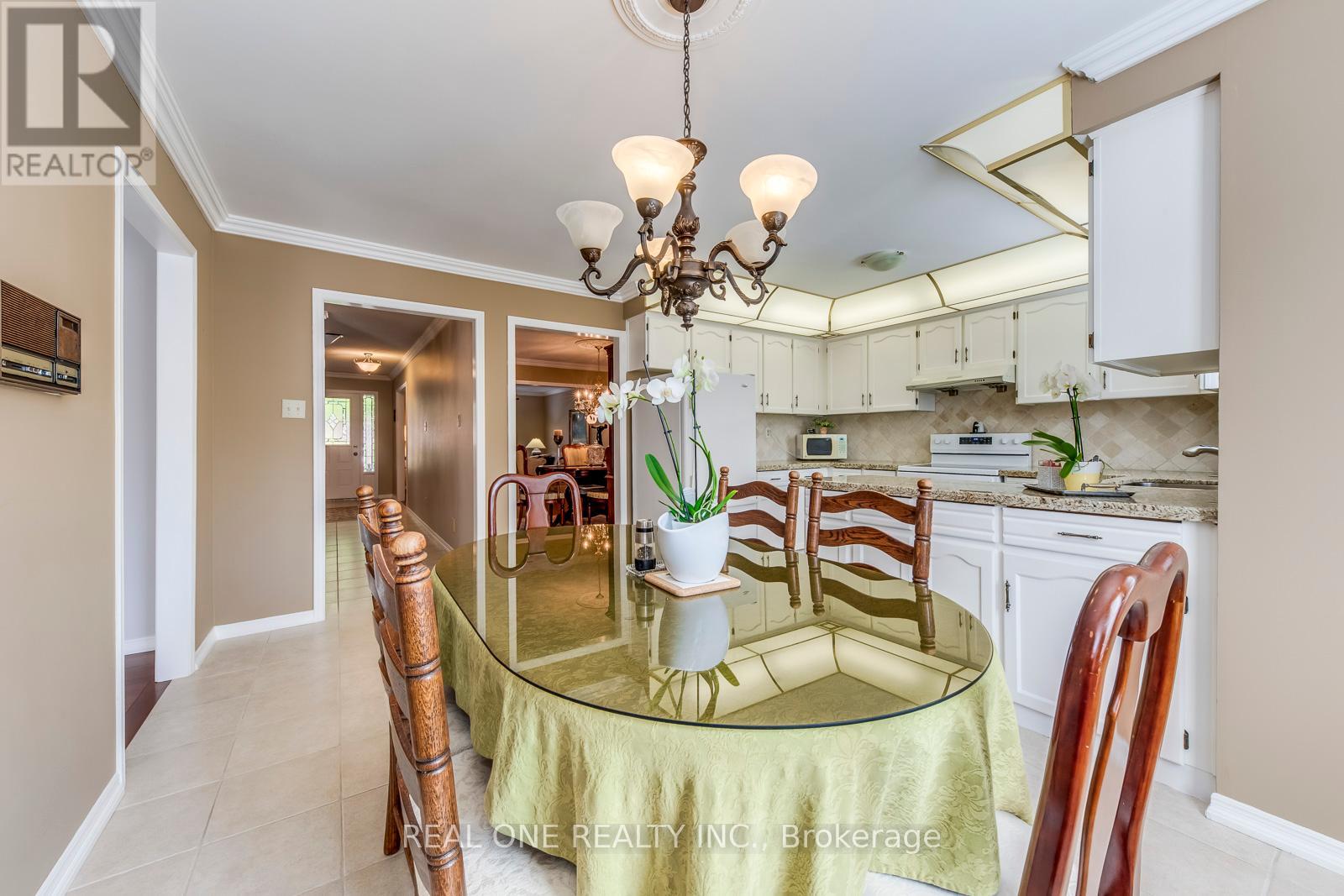 2082 Laurelwood Drive, Oakville (Wc Wedgewood Creek), Ontario  L6H 4S7 - Photo 19 - W12405827