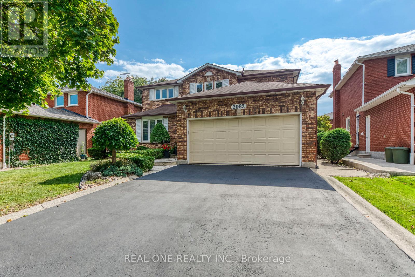 2082 Laurelwood Drive, Oakville (Wc Wedgewood Creek), Ontario  L6H 4S7 - Photo 2 - W12405827