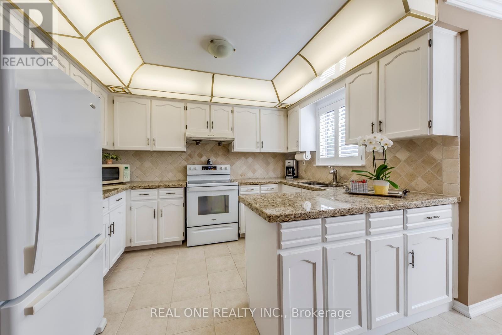 2082 Laurelwood Drive, Oakville (Wc Wedgewood Creek), Ontario  L6H 4S7 - Photo 20 - W12405827