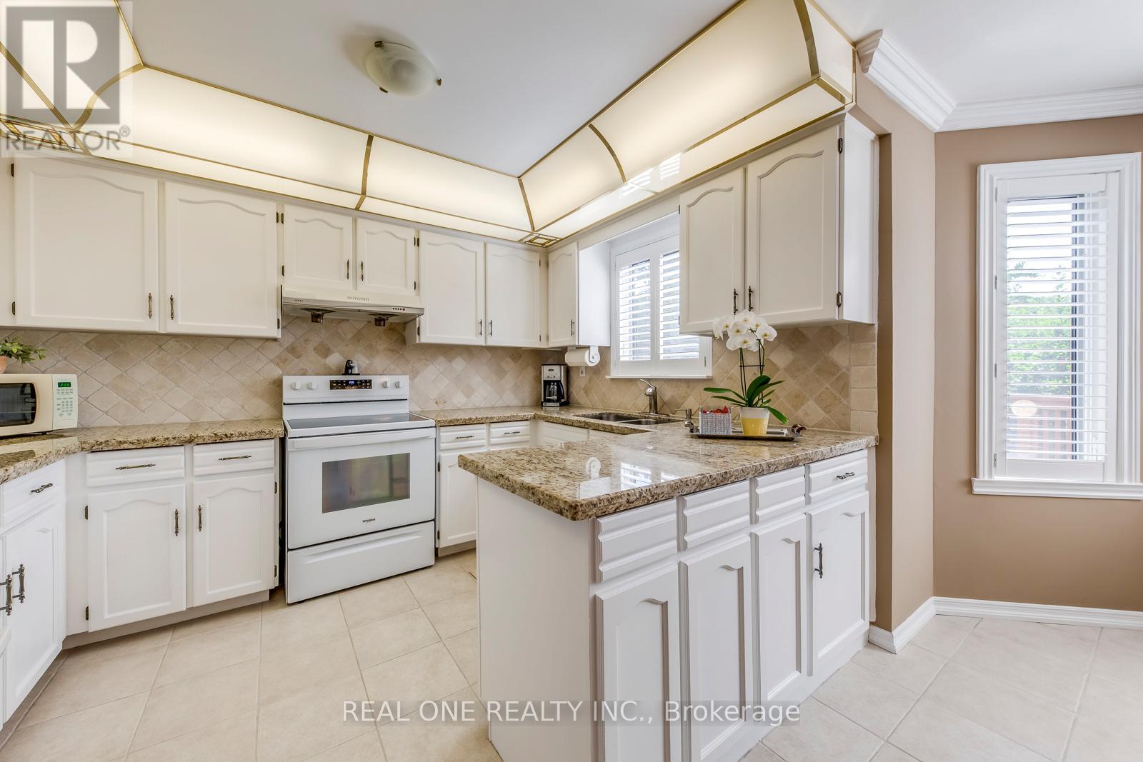 2082 Laurelwood Drive, Oakville (Wc Wedgewood Creek), Ontario  L6H 4S7 - Photo 21 - W12405827