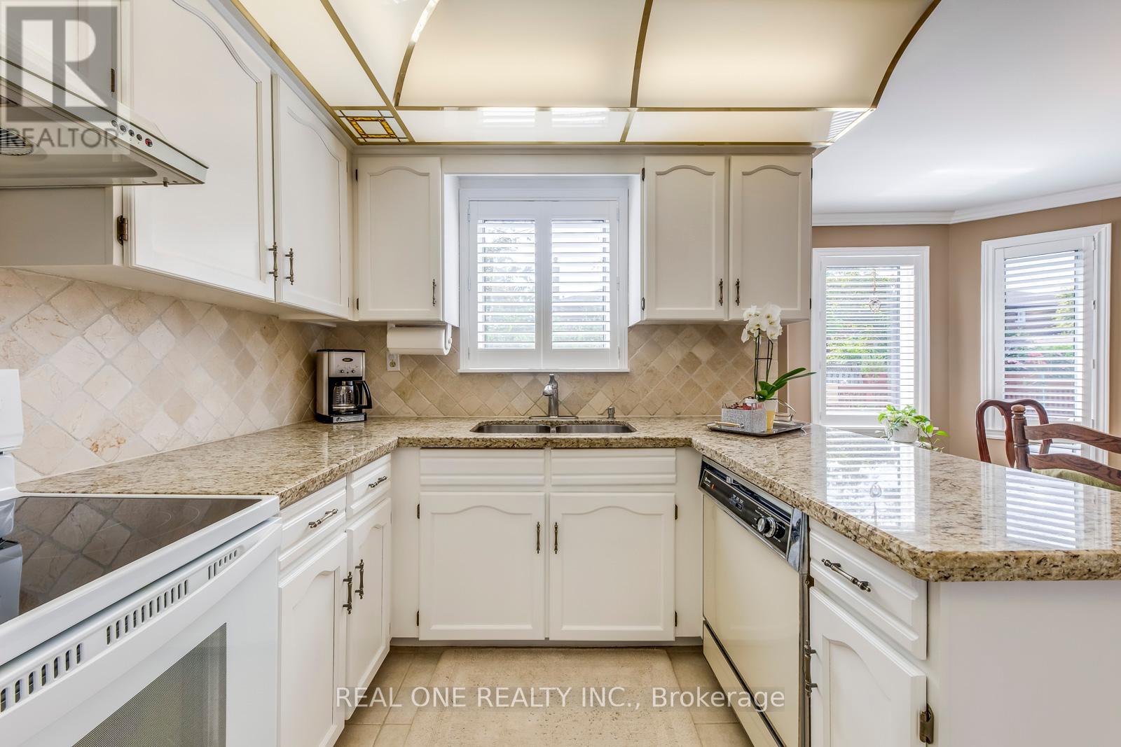 2082 Laurelwood Drive, Oakville (Wc Wedgewood Creek), Ontario  L6H 4S7 - Photo 22 - W12405827