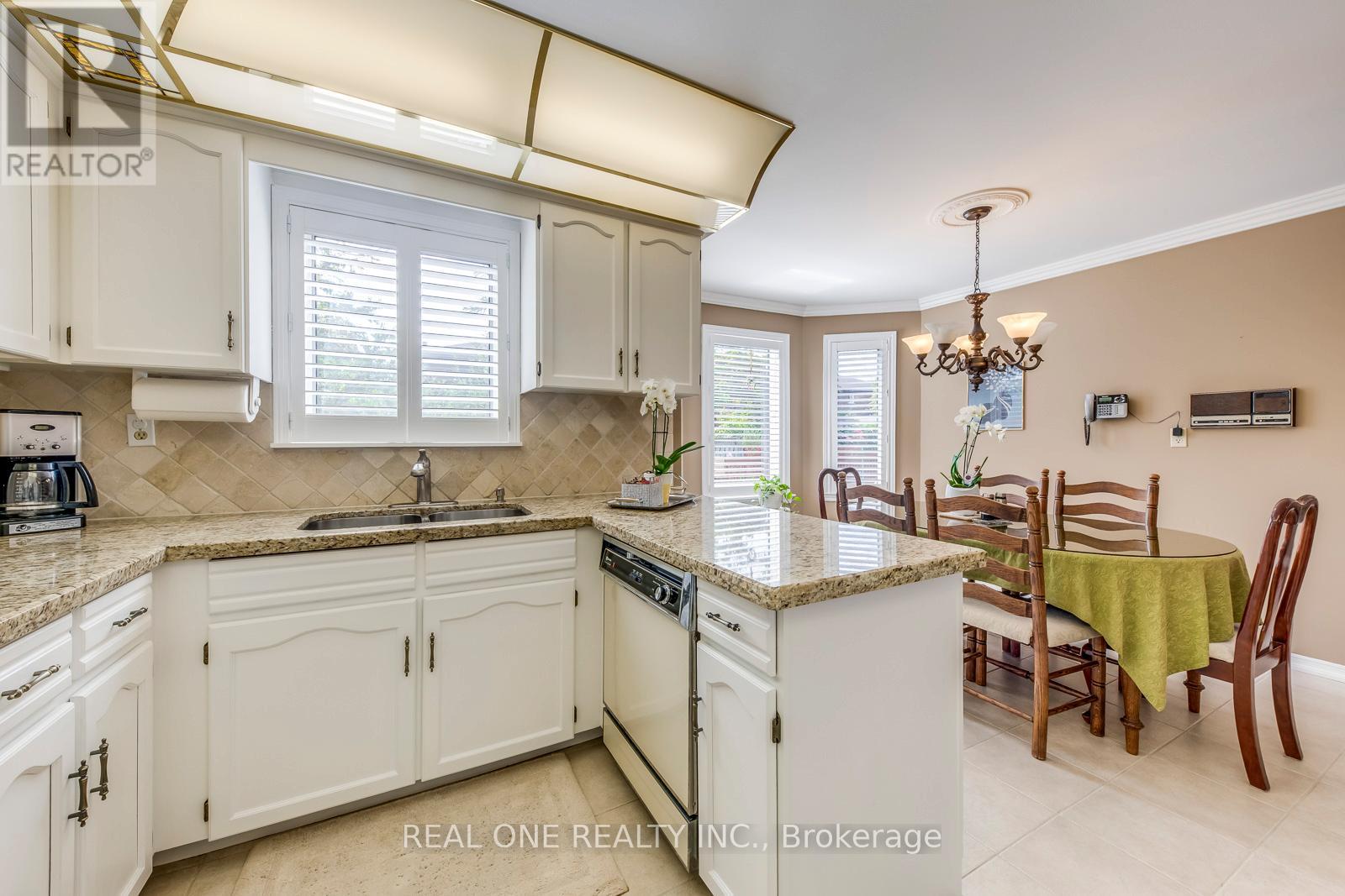 2082 Laurelwood Drive, Oakville (Wc Wedgewood Creek), Ontario  L6H 4S7 - Photo 23 - W12405827