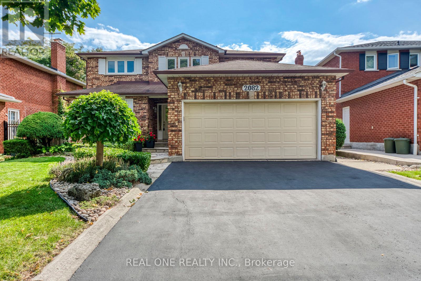 2082 Laurelwood Drive, Oakville (Wc Wedgewood Creek), Ontario  L6H 4S7 - Photo 3 - W12405827