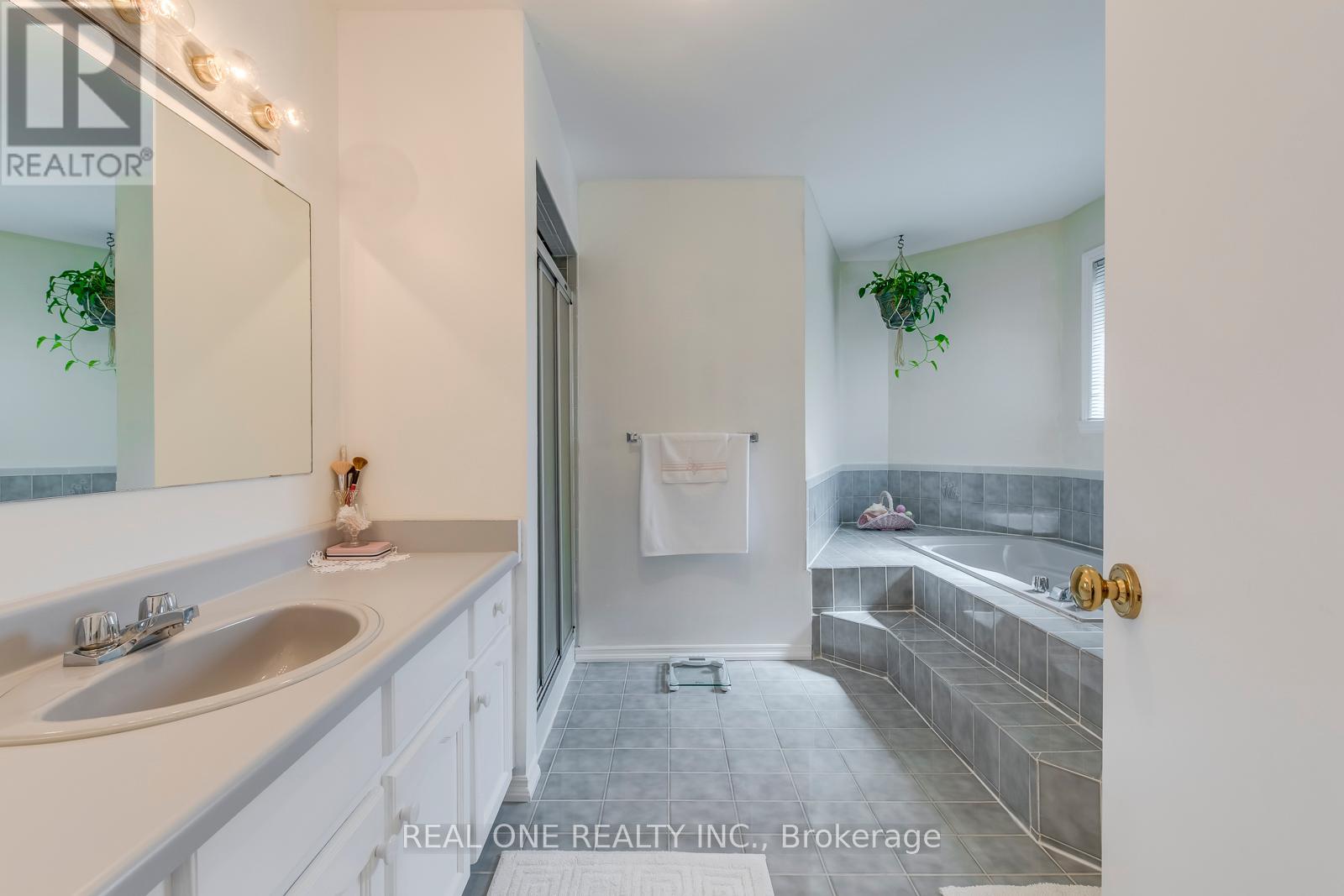 2082 Laurelwood Drive, Oakville (Wc Wedgewood Creek), Ontario  L6H 4S7 - Photo 33 - W12405827