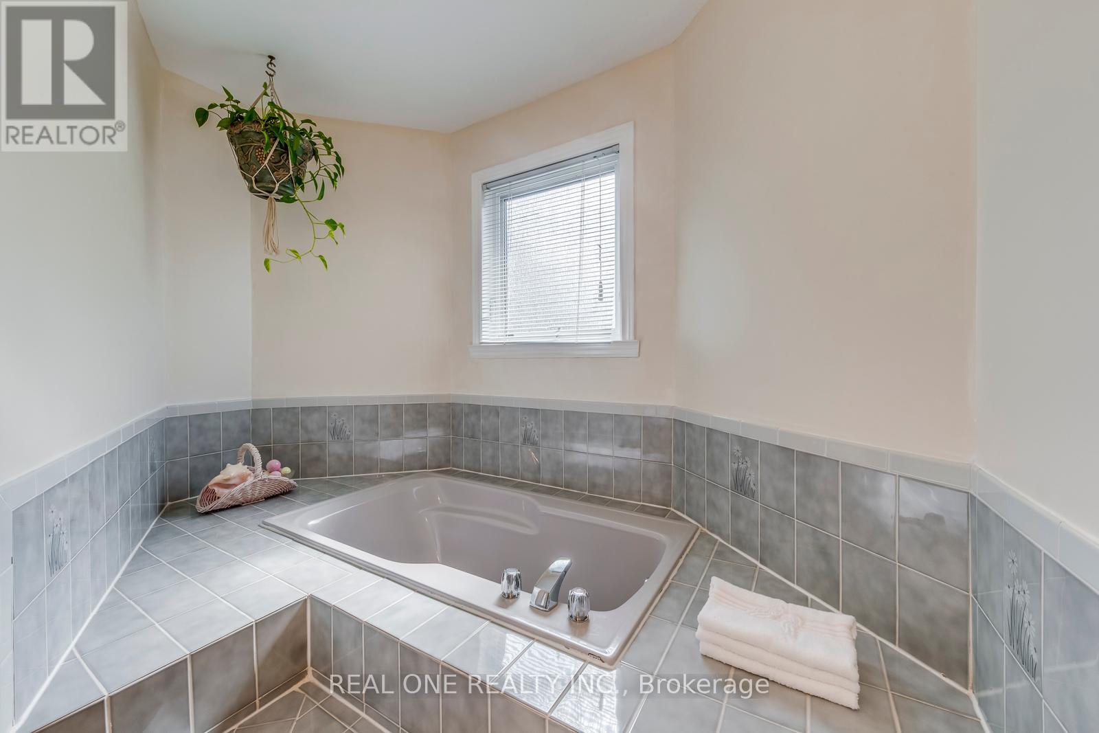 2082 Laurelwood Drive, Oakville (Wc Wedgewood Creek), Ontario  L6H 4S7 - Photo 34 - W12405827