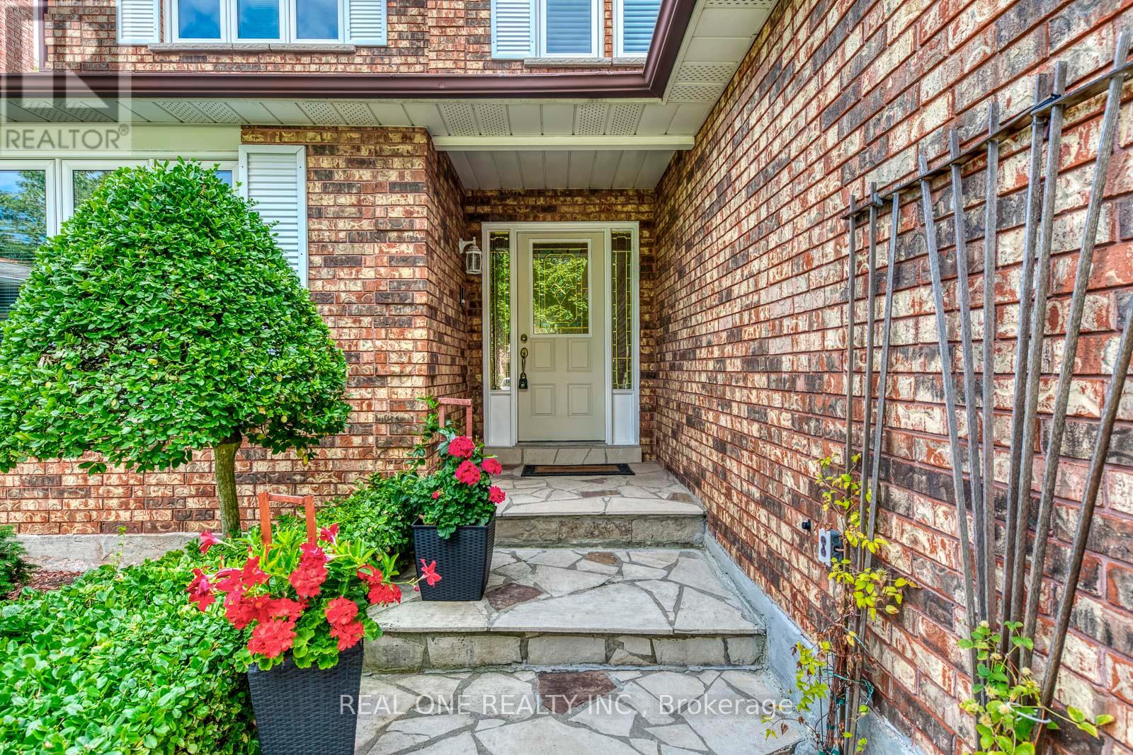 2082 Laurelwood Drive, Oakville (Wc Wedgewood Creek), Ontario  L6H 4S7 - Photo 4 - W12405827
