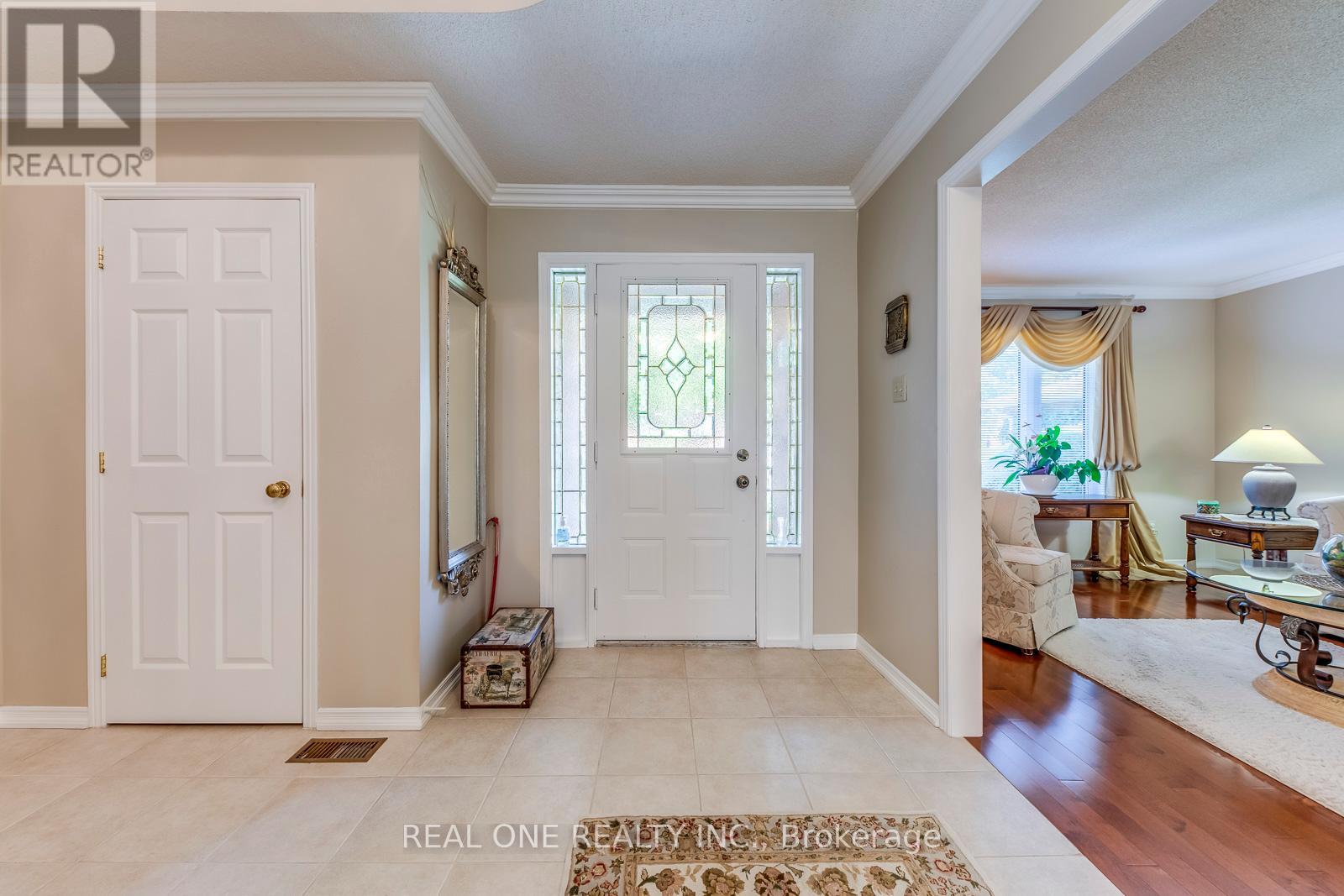 2082 Laurelwood Drive, Oakville (Wc Wedgewood Creek), Ontario  L6H 4S7 - Photo 5 - W12405827