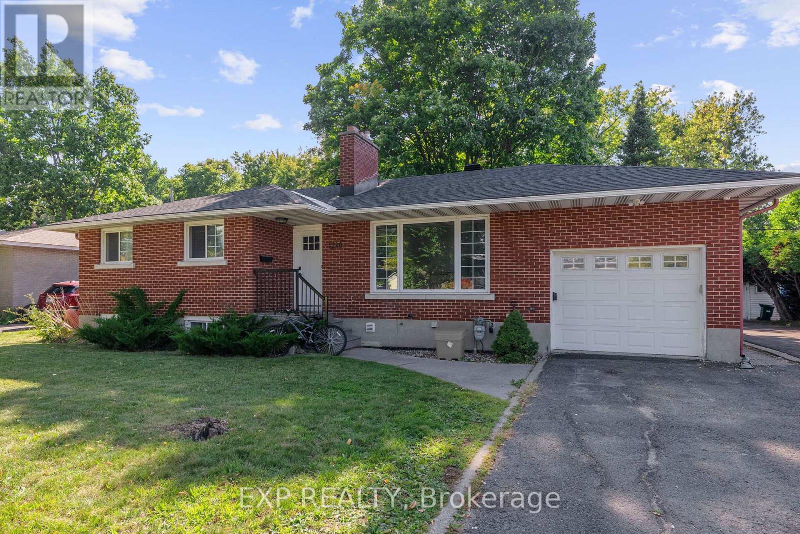 1240 Adirondack Drive, Ottawa, Ontario  K2C 2V3 - Photo 2 - X12405839