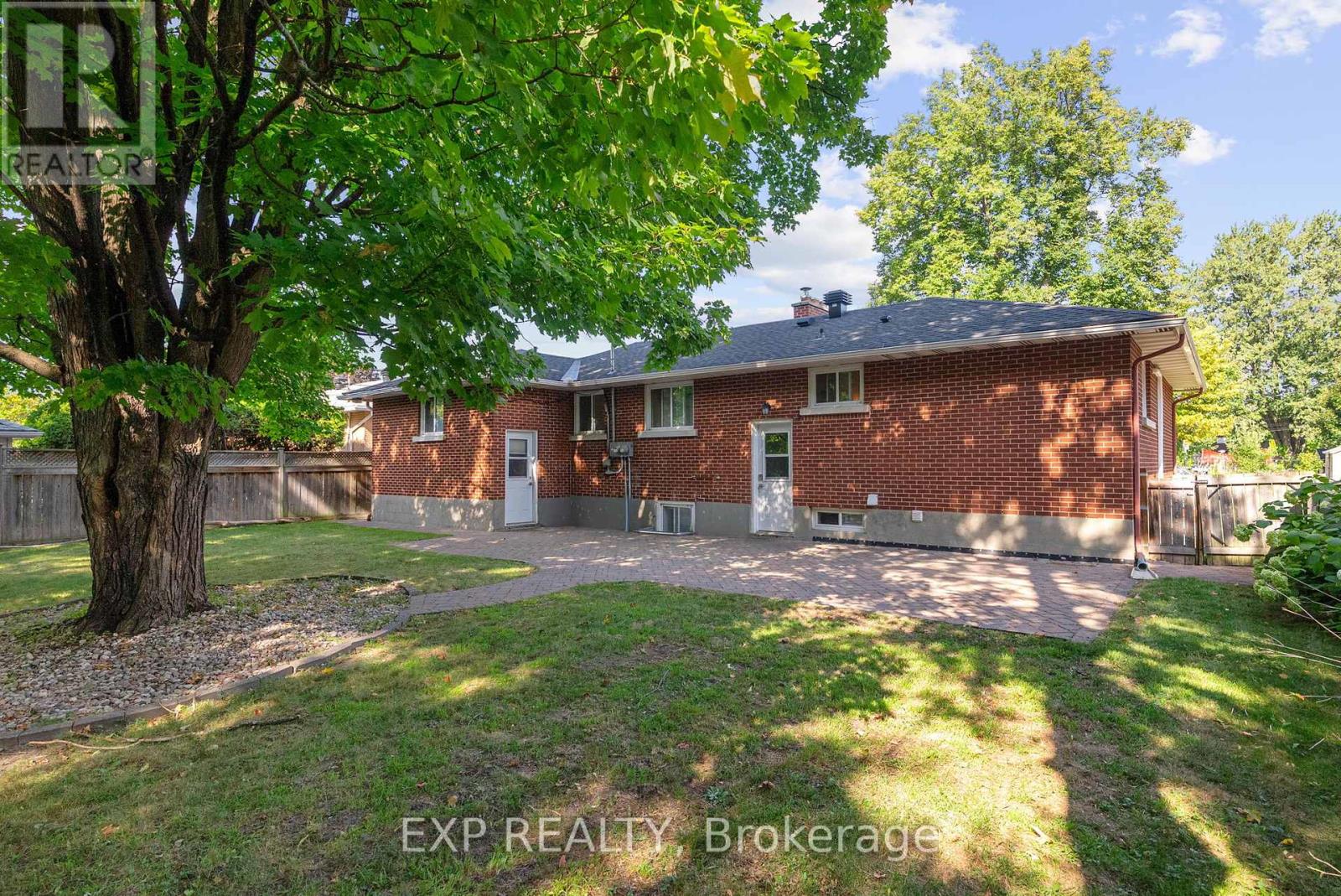 1240 Adirondack Drive, Ottawa, Ontario  K2C 2V3 - Photo 4 - X12405839
