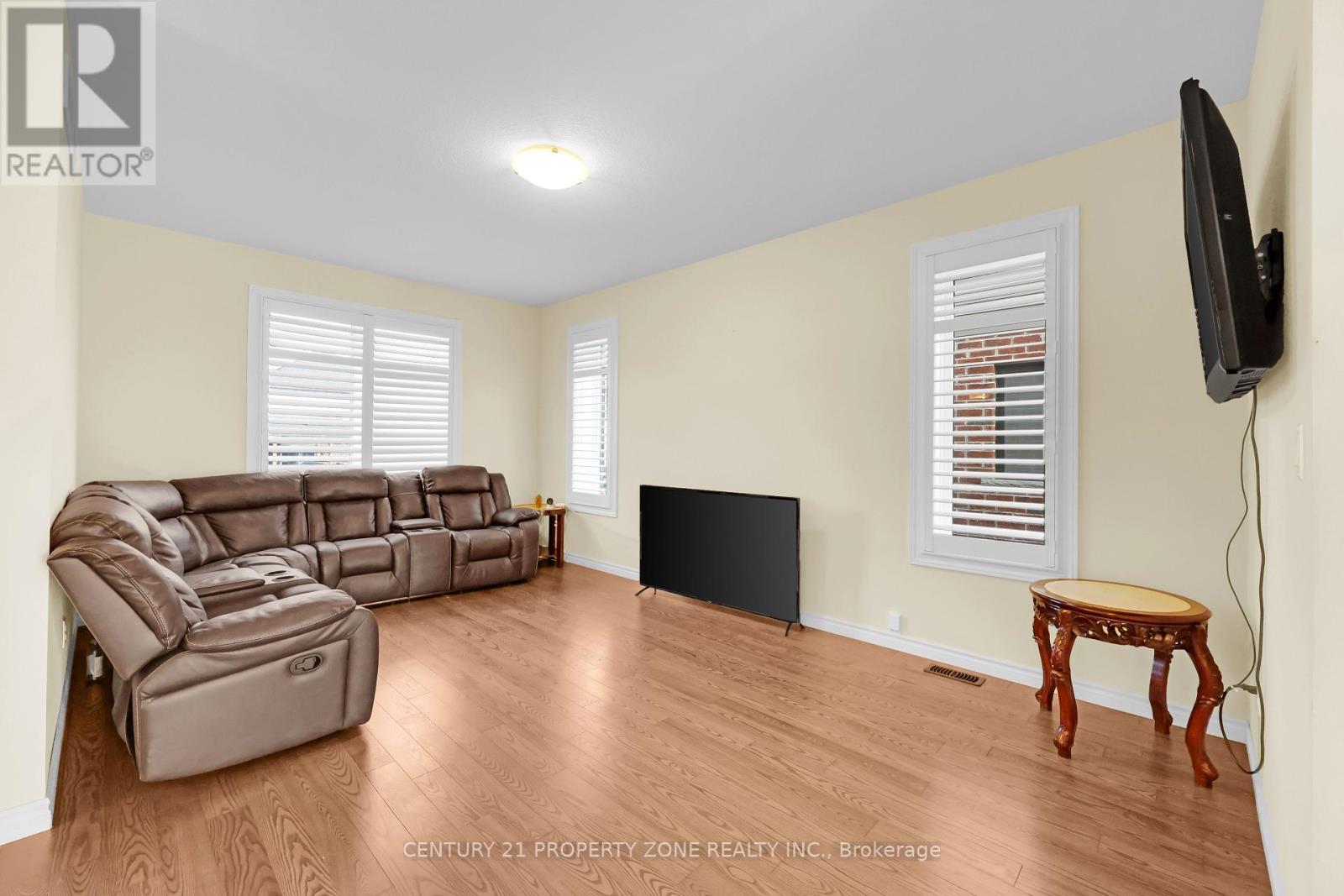 8 Chamberlain Avenue, Ingersoll, Ontario  N5C 3B3 - Photo 10 - X12363168