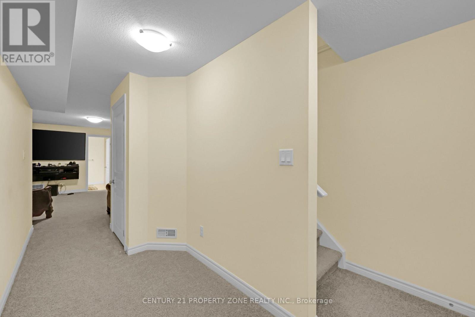 8 Chamberlain Avenue, Ingersoll, Ontario  N5C 3B3 - Photo 33 - X12363168