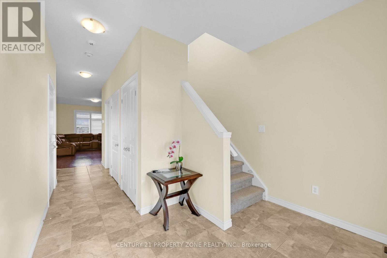 8 Chamberlain Avenue, Ingersoll, Ontario  N5C 3B3 - Photo 6 - X12363168