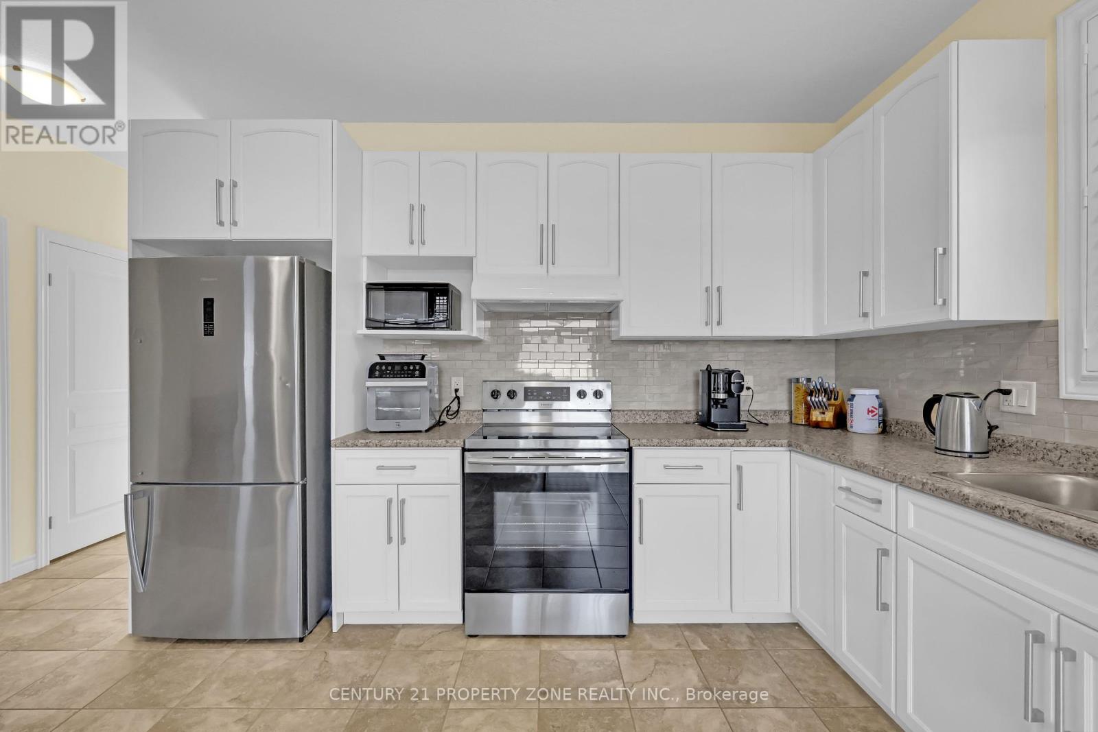 8 Chamberlain Avenue, Ingersoll, Ontario  N5C 3B3 - Photo 17 - X12363168