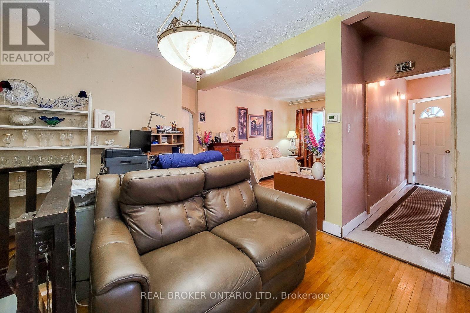 5685 Robinson Street, Niagara Falls, Ontario  L2G 2B1 - Photo 10 - X12397289