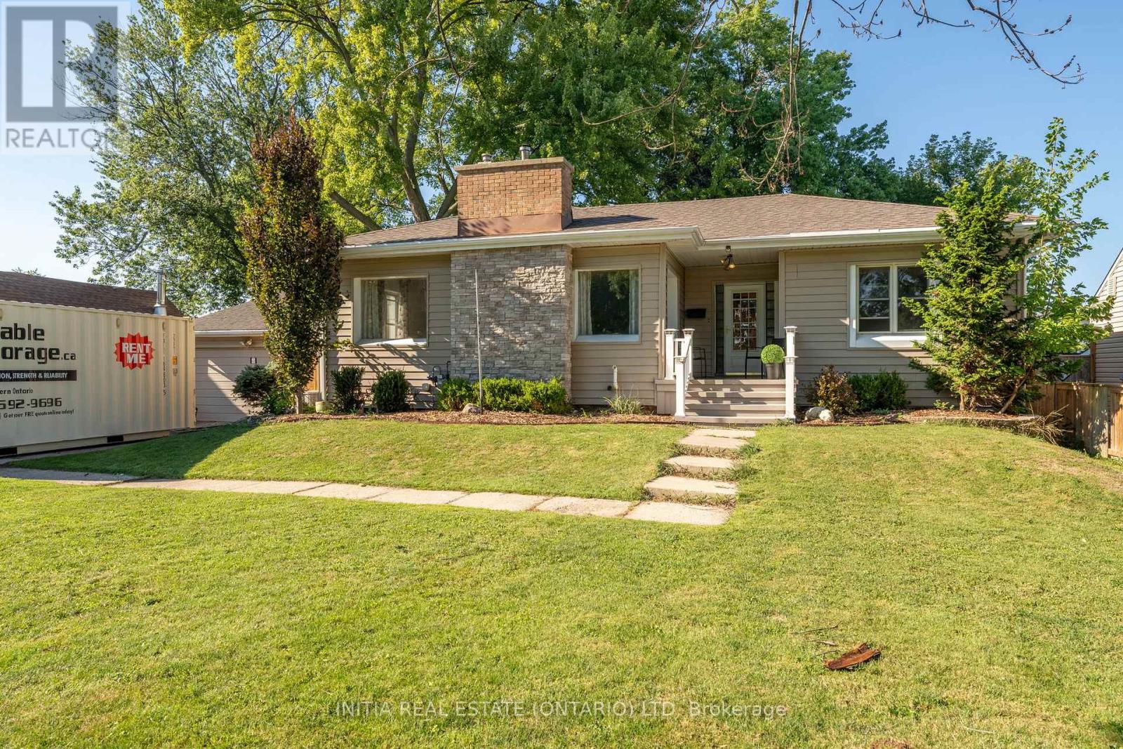 730 Talfourd Street, Sarnia, Ontario  N7T 1R9 - Photo 2 - X12405983