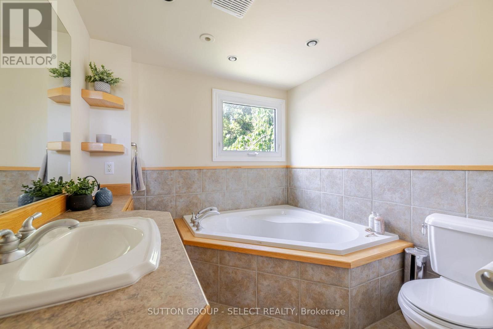 7474 Riverside Drive, Lambton Shores, Ontario  N0M 2L0 - Photo 26 - X12406112